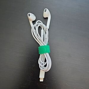 4/10 apple headphones